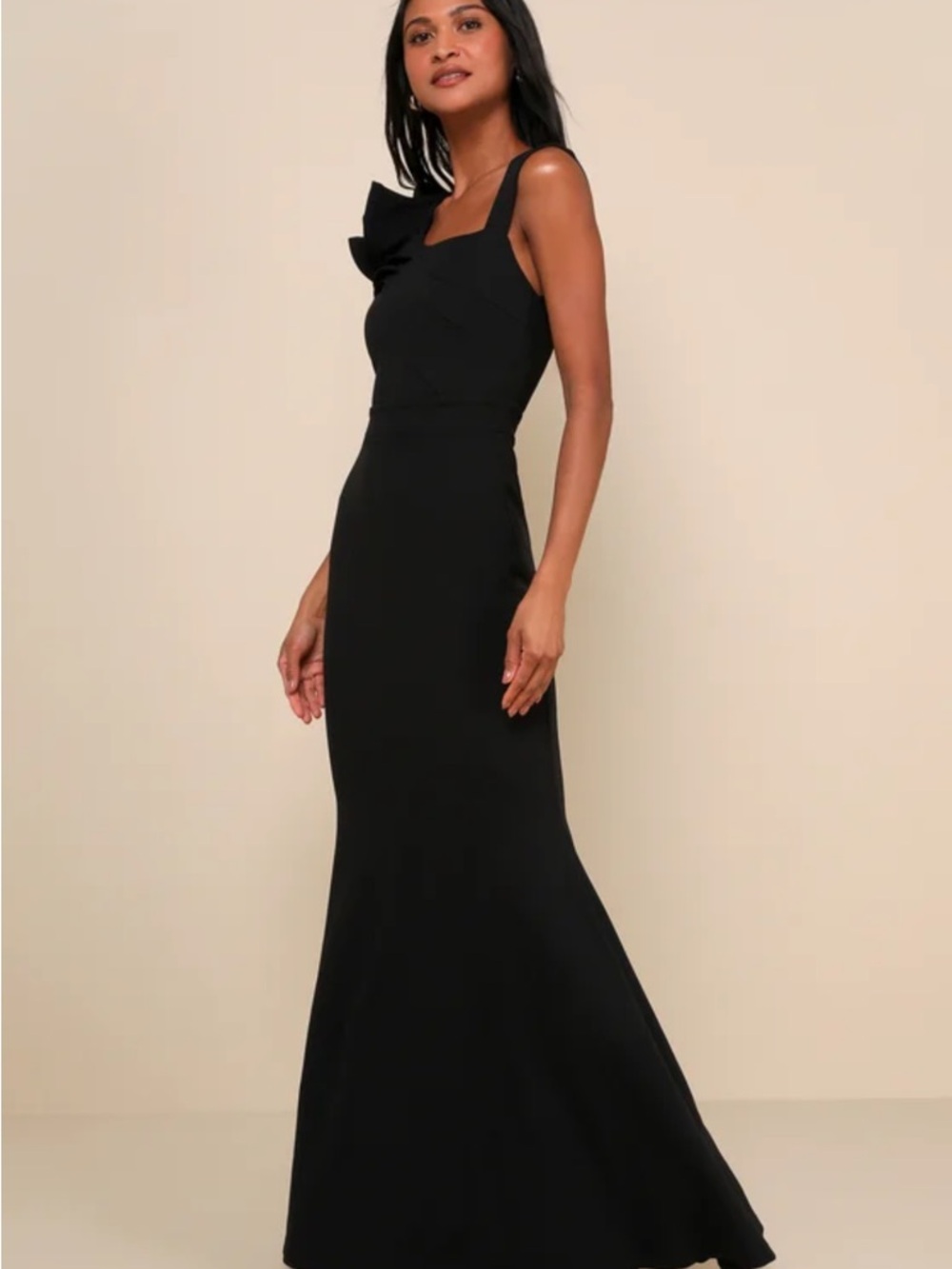 Elegant Black One-Shoulder Evening Gown with Floral Detail - Picture 4 of 4